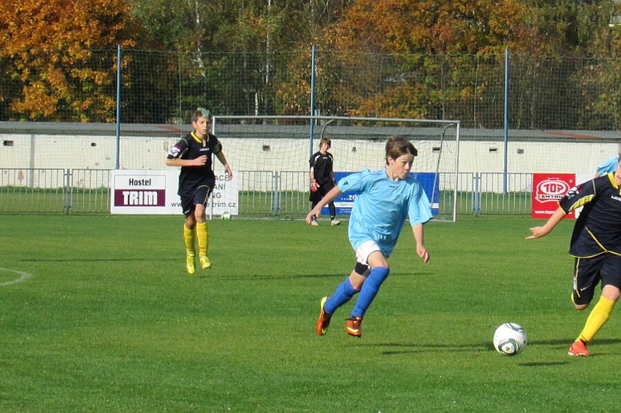 10.22 - 4.kolo Mezikrajské soutěže U13 Pardubický KFS - Královéhradecký KFS 4.kolo Mezikrajské soutěže U13 Pardubický KFS - Královéhradecký KFS 5:6. Hráno v Ohrazenicích, 22.10.2013. Oranžoví a...