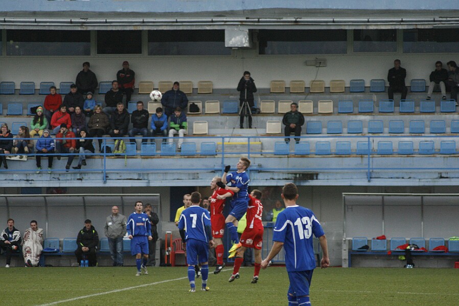 11.08 - Divize C - Náchod - Pardubice B A2C Divize C FK Náchod (modré) - FK Pardubice B 5 : 1 (0 : 1) .Konečně domácí začali střílet branky a na výkonu to bylo...