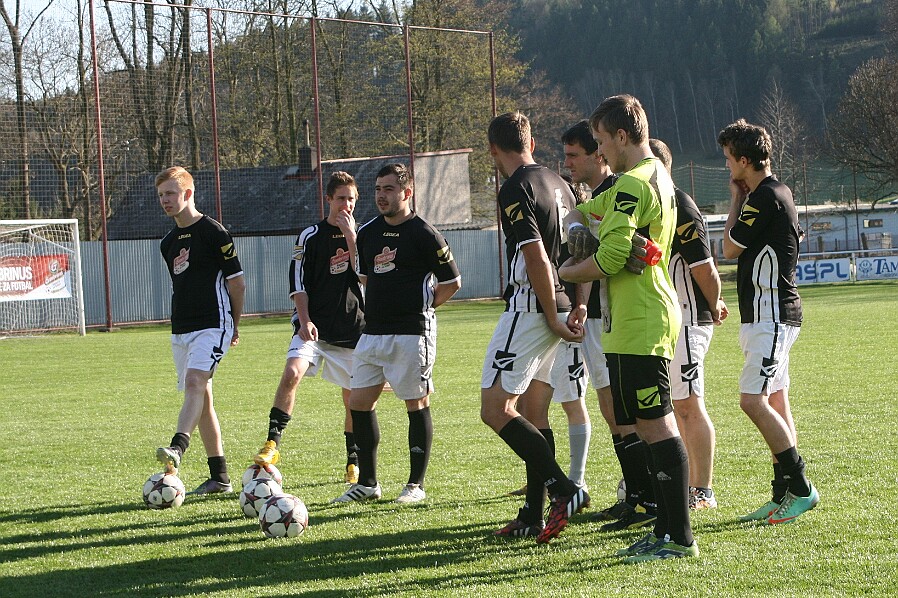 04.23 - Vyjimečný trenink ve Velkém Poříčí Fotbalisty Velkého Pořičí si vzali do parády trenéři z Hradce Králové Milan Frimmel, Bohuslav Pilný a Karel Podhajský. A...
