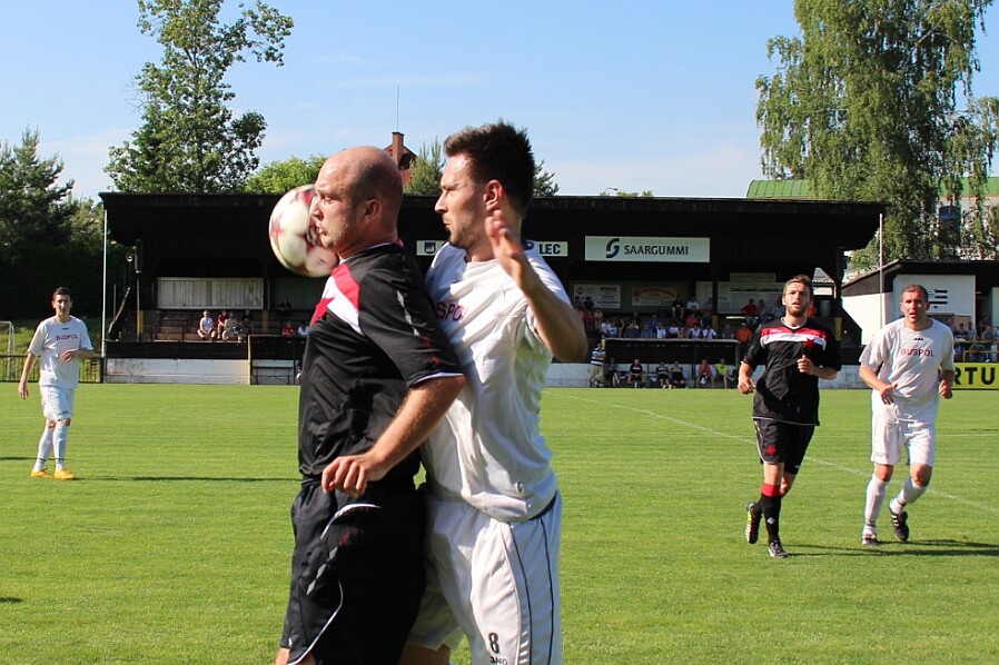 06.14 - KP - Č.Kostelec - Slavia HK VOTROK krajský přebor TJ Červený Kostelec - FC Slavia Hradec Králové (v černém) 8 : 0 pol. 5 : 0. Hosté měli velkou...