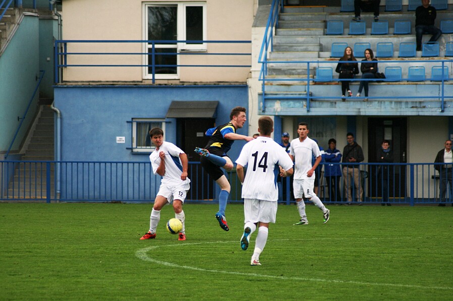 05.09 - Česká liga dorost - Náchod - Doubravka Česká liga dorostu U19 FK Náchod /bilé/ - SK SENCO Doubravka 3 : 2 pol. 1 : 2. Autor Zdeněk Majer