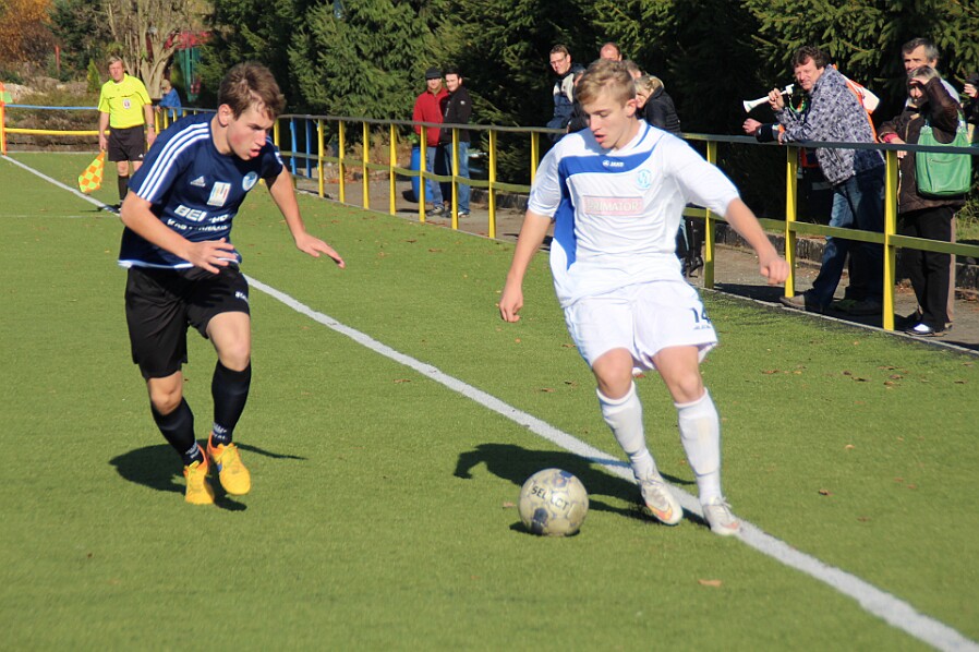 10.31 - ČLD U19 - Náchod (bílá) - Kolín ČLD U 19 FK Náchod /bilé/ Kolín 3 : 1 pol. 2 : 0 . © Z.Majer