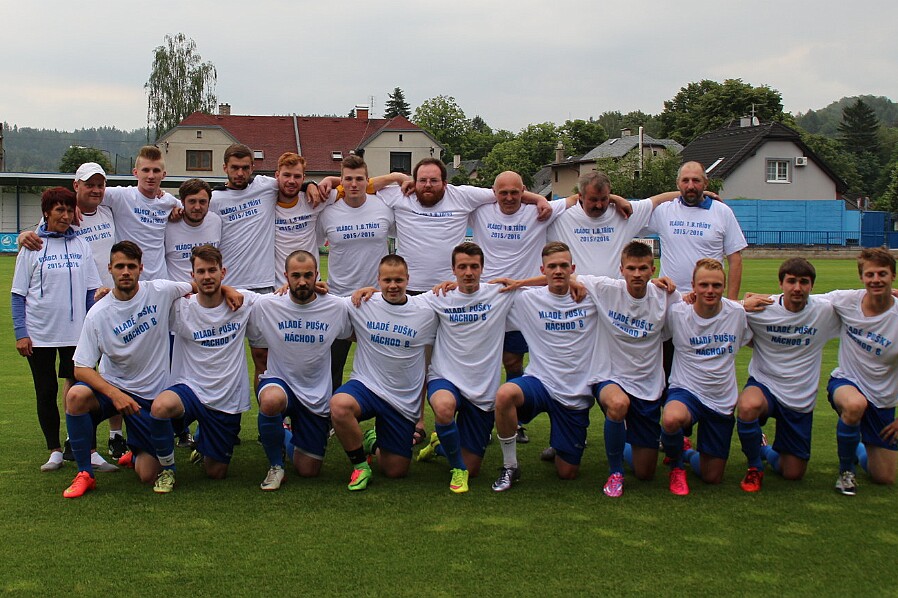 06.11 - 1. B třída sk. F - Náchod B - Solnice JAKO 1 B třída skup. F FK Náchod B (bílá) - SK Solnice 2 : 1 pol. 0 : 0. Na závěr utkáni předal předseda OF Petr Vítek...