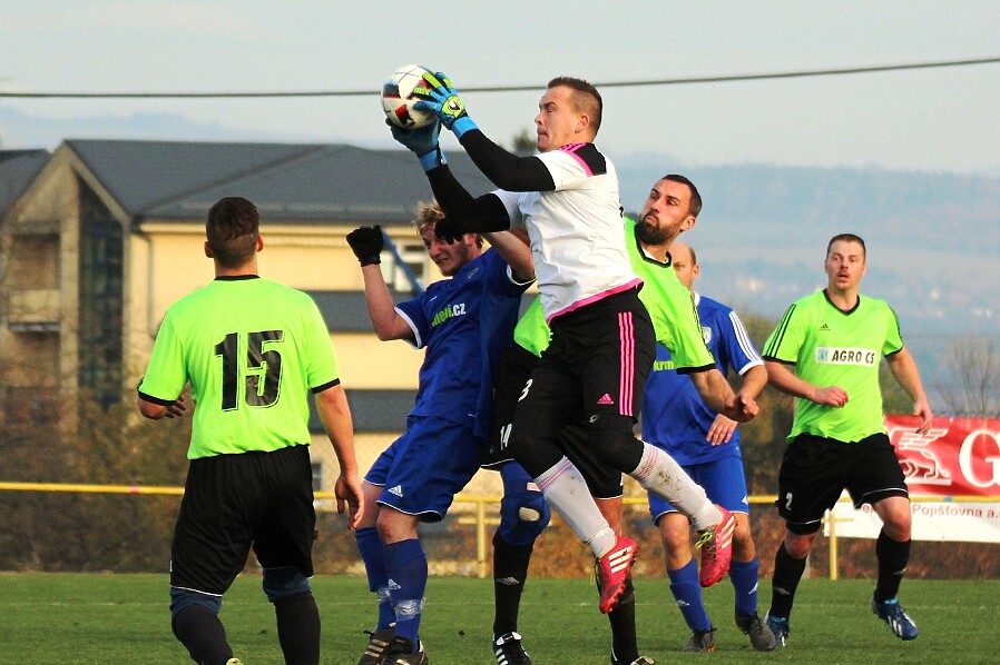 11.05 - OP NA II. třída - Č.Skalice - V.Jesenice JOPECO Okresní přebor SK Česká Skalice - Sokol Velká Jesenice /modré/ 4 : 3 pol. 2 : 1. Za mrazivého počasí (foukal...