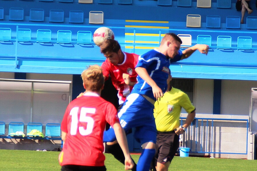 08.28 - ČLD U19 - Náchod - Viktoria Žižkov ČLD U19 FK Náchod /modré/ FK Viktoria Žižkov 2 : 1 pol. 1 : 1. Průměrné utkaní z obou stran. © Z.Majer