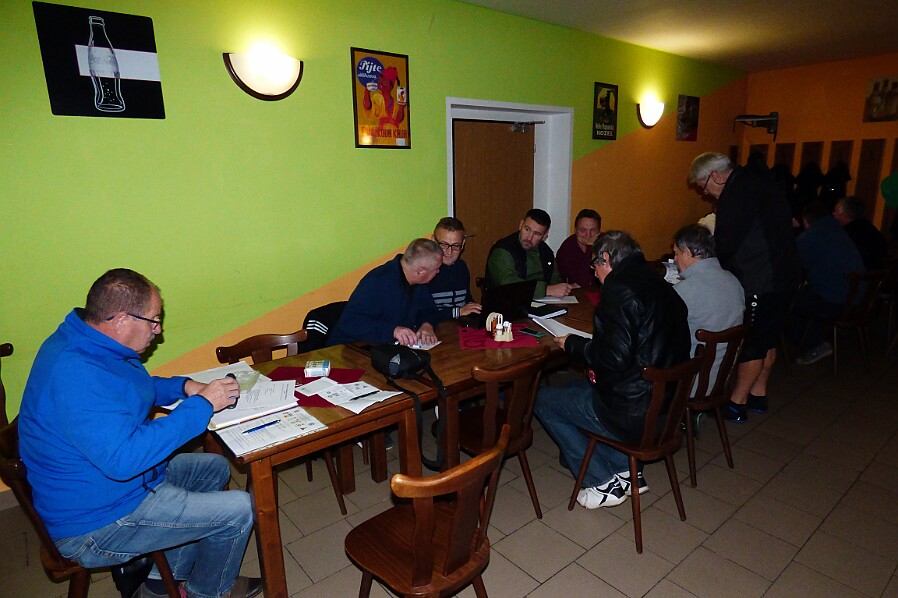 11.16 - OFS RK - závěrečné posezení - Čestice © Petr Reichl Poděkování za práci pro okresní fotbal, členům komisí a trenérům okresních výběrů.