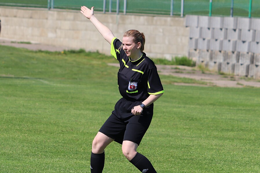 05.12 - OP RK III. třída - Tereza Machačová v roli hlavního rozhodčího - Dobruška B - Voděrady Historickou událost "Ženu v roli hlavního rozhodčího okresního přeboru" zachytil Miloš Killar