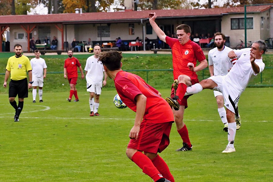 10.19 - JAKO 1. B třída - sk. A - Miletín A - Kobylice © Iva Reichlová * Kraus cedoucí mužstva (domácí): Od začátku jsme byli aktivnější, v naších akcích však chyběla...