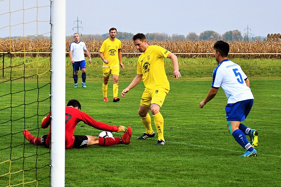 10.19 - JAKO 1. B třída - sk. B - Kosičky - Opočno © Markéta Vlachová * Pražák Milan předseda (domácí): Po prohraném prvním poločase jsme ve druhé půlce zabrali a...