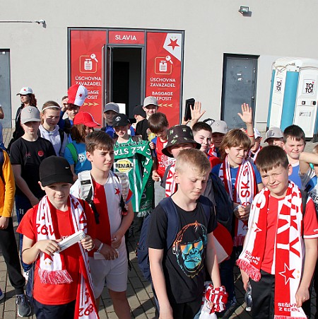 1450 - Před stadionem Slavie