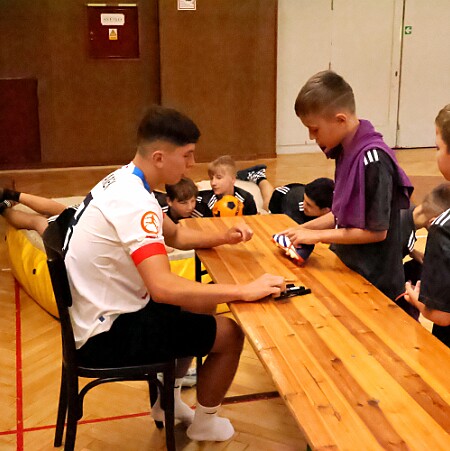 0850 - Autogramiáda Lukáše Vaňka hráče FC Hradec Králové a reprezentanta ČR