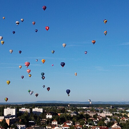 250902 - Hradec Králové - nový rekord hromadného startu balónů - ©ZH 81 balónů nad Hradcem Králové © Zdenek Hrobský